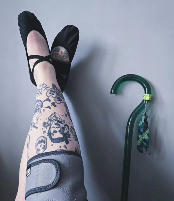 Leg With Knee Suport And Walking Stick